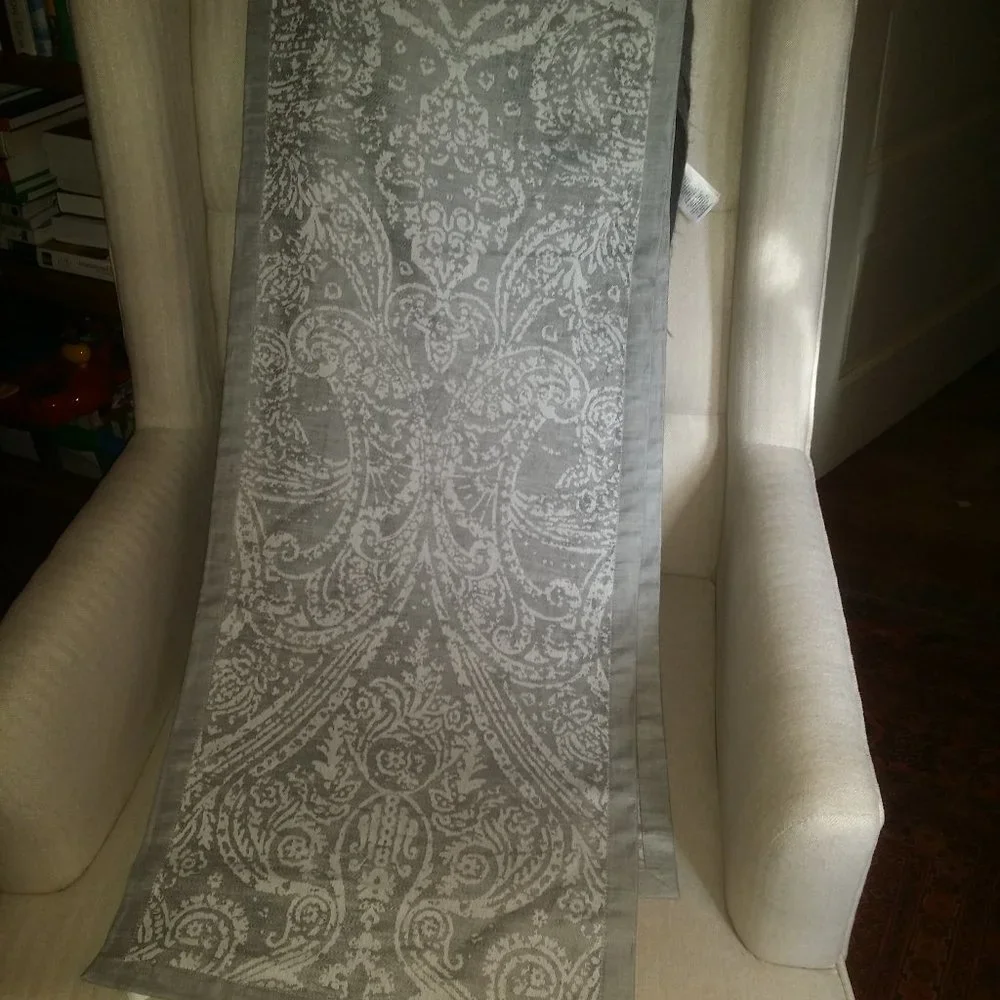 New Williams Sonoma Table Gray & White Runner
